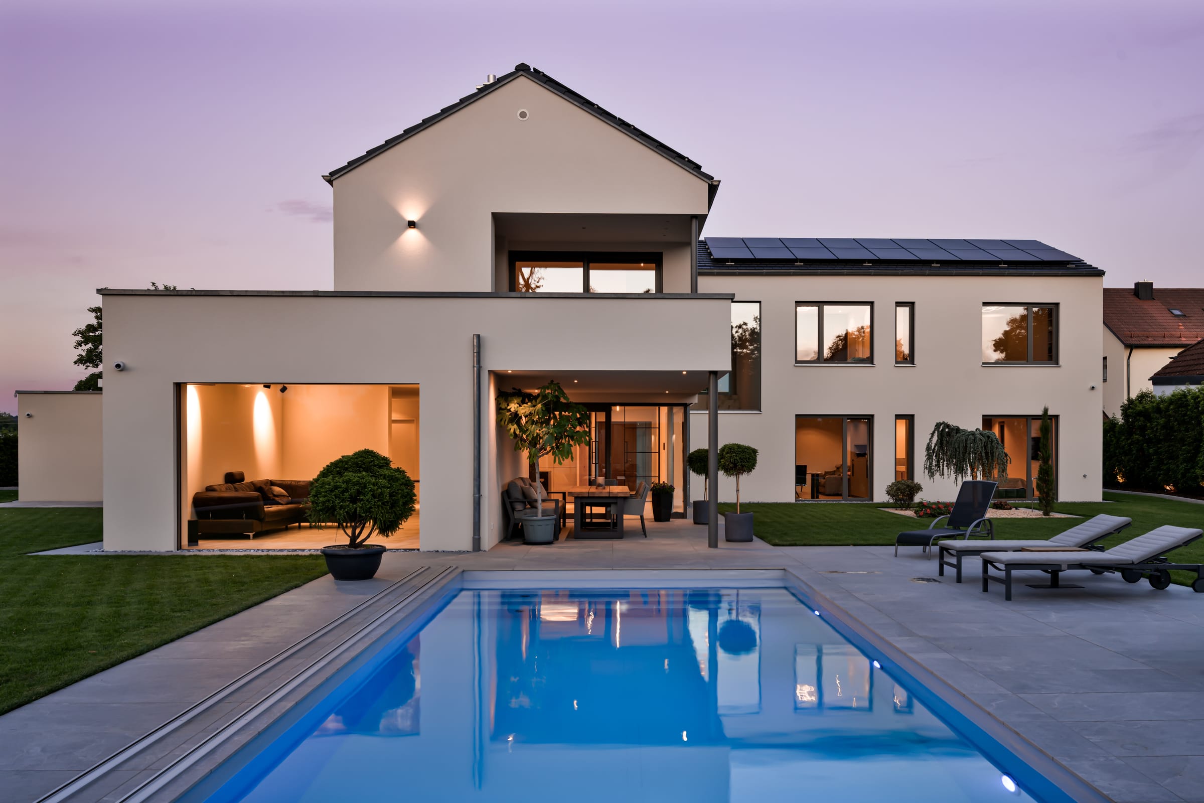 Modernes Wohnhaus mit Pool in der Abenddämmerung